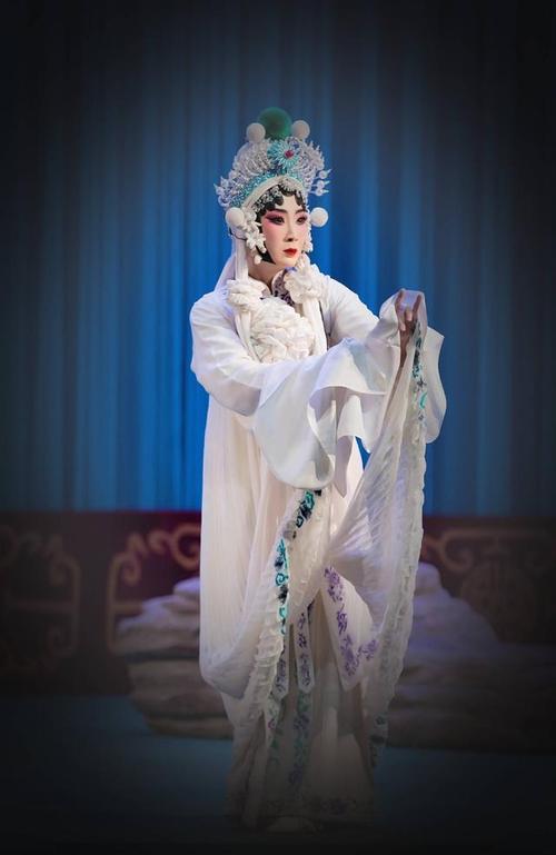 來自濟南市屬國有文藝創(chuàng)作演出單位的劉珊珊,何瑞雪,李偉,劉元新等4位